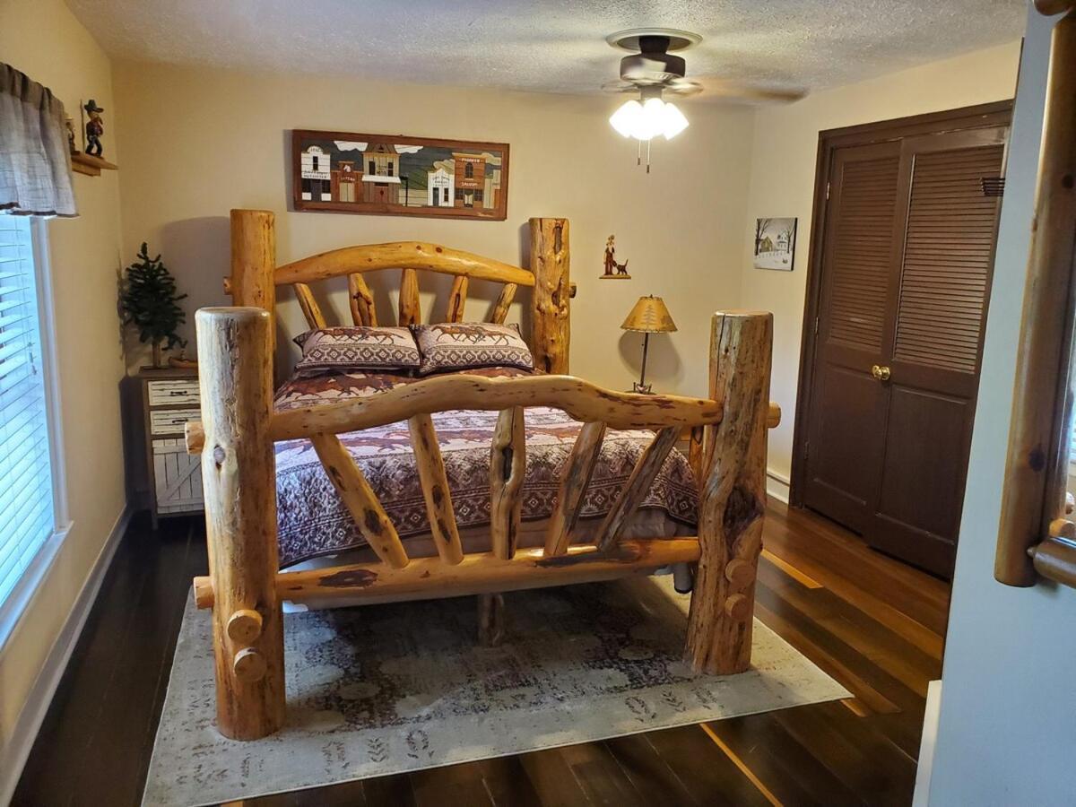 Holiday home Renovated 1847 Log