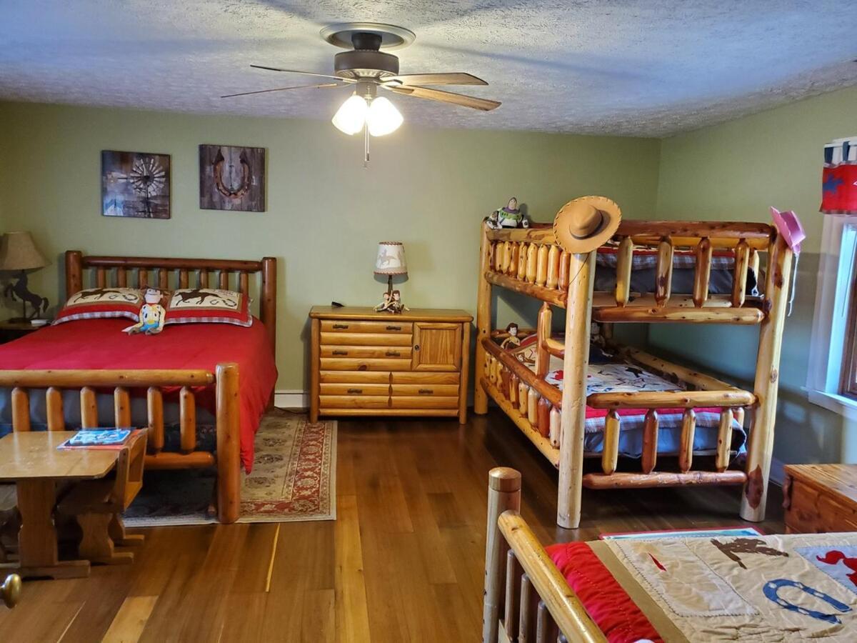 Renovated 1847 Log Holiday home Louisville