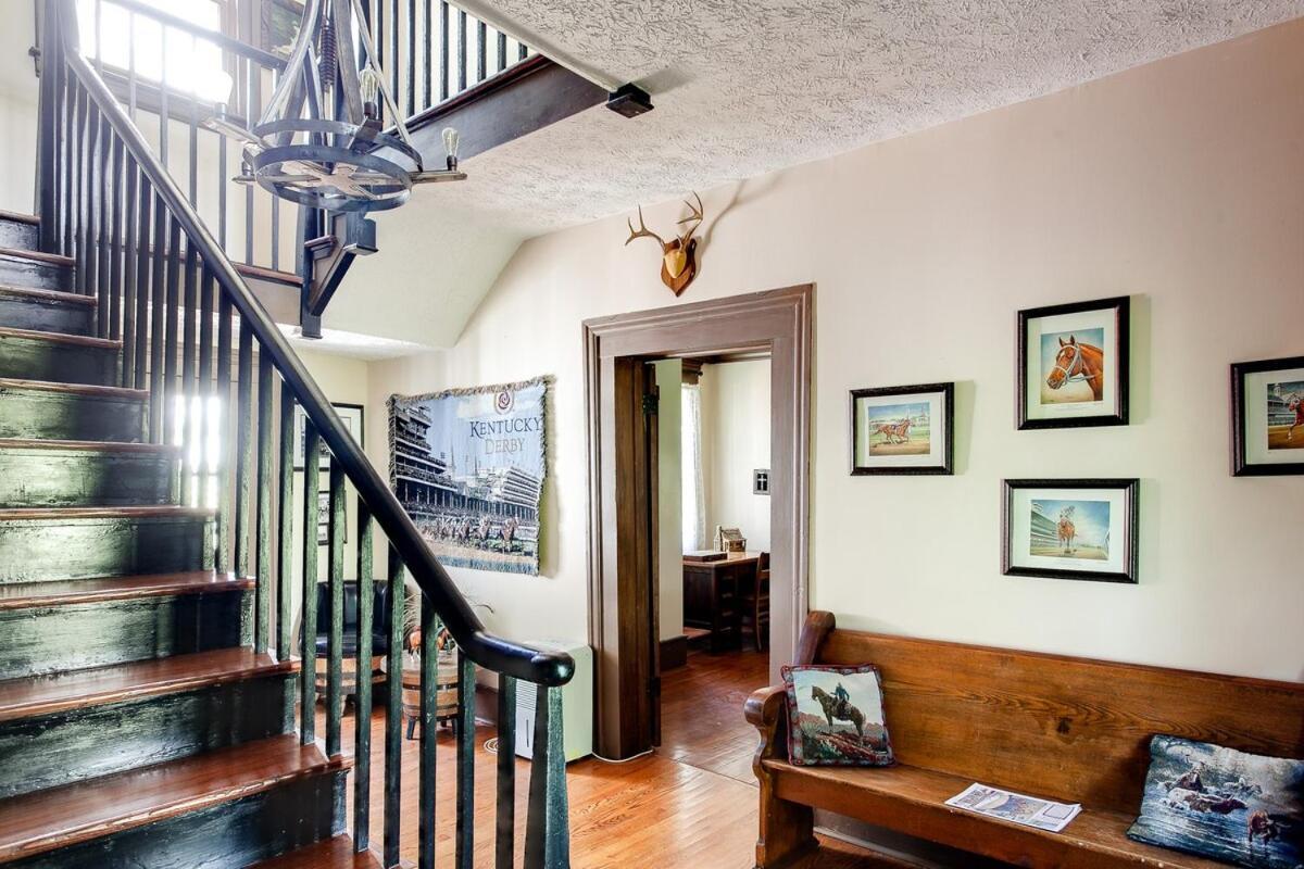 Renovated 1847 Log Holiday home *