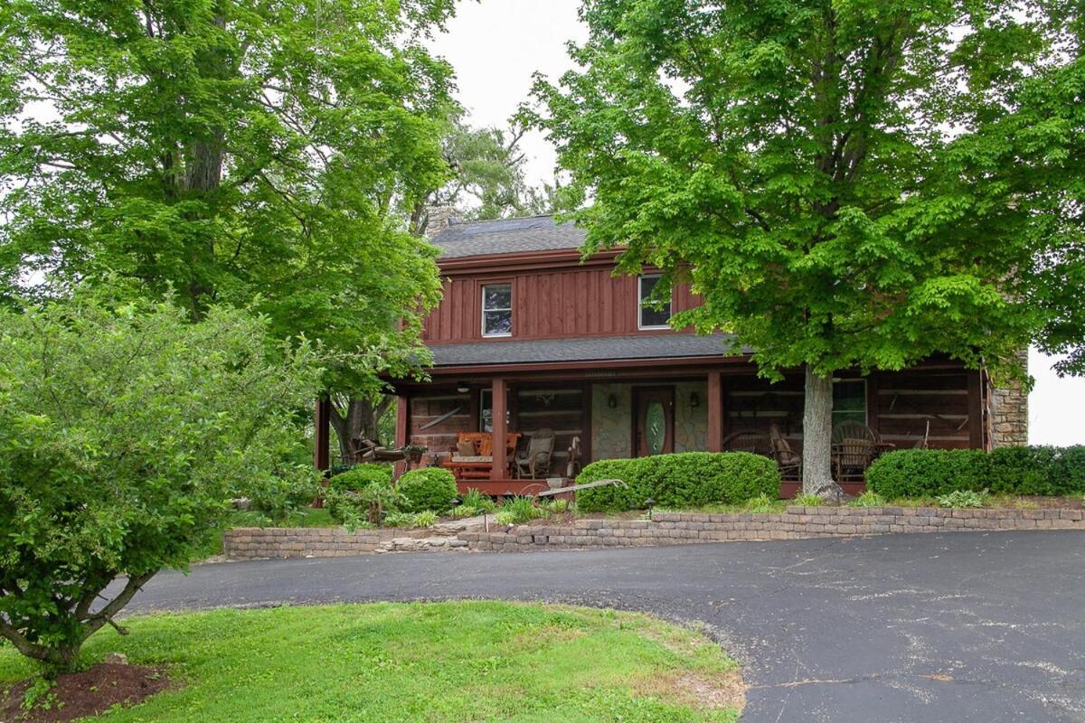 Holiday home Renovated 1847 Log Louisville