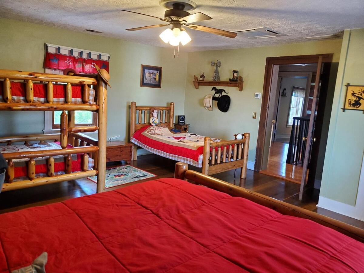 Renovated 1847 Log Holiday home *