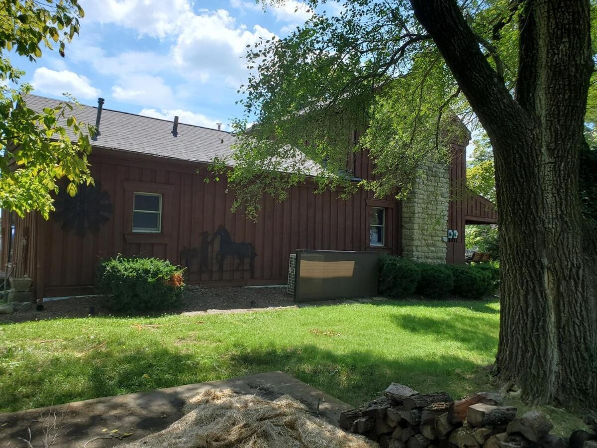 Holiday home Renovated 1847 Log Louisville