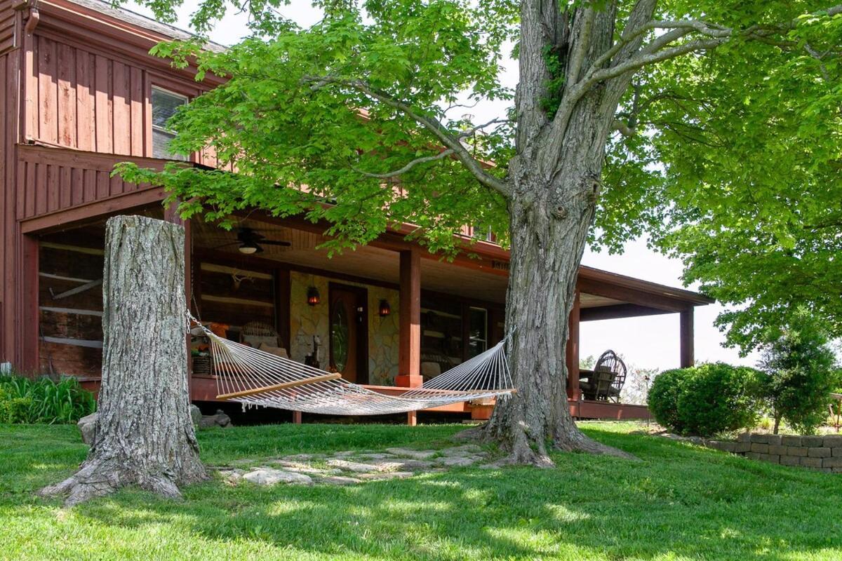 Renovated 1847 Log Holiday home *