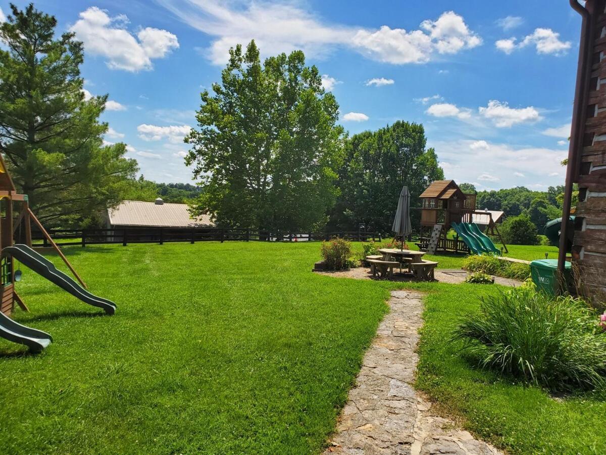 Renovated 1847 Log Holiday home *